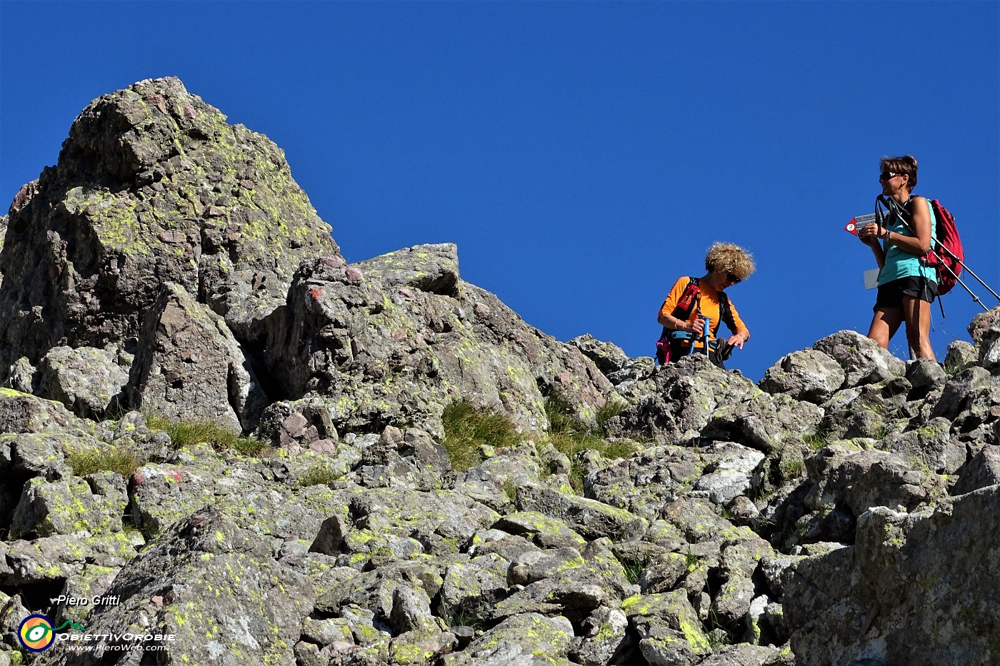 76 Rientrati alla Bocca di Trona (2224 m) saliamo a sx la traccia per Cima di Valpianella.JPG